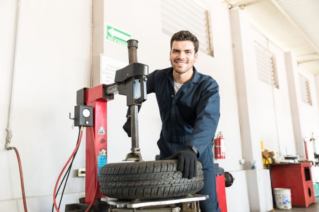 Do You Tip Mechanics for a Tire Change & How Much? 🫰 GiveHowMuch