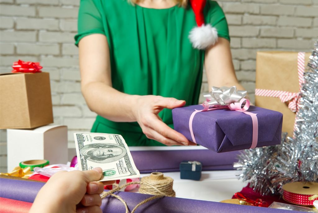 Seasonal Tipping Guide Holidays and Special Occasions 🫰 GiveHowMuch